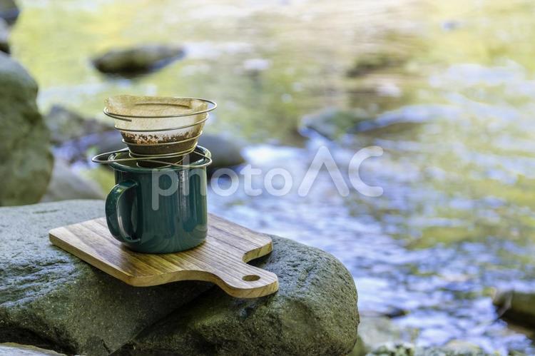 渓流の河原で淹れる珈琲 コーヒー,珈琲,珈琲フィルターの写真素材