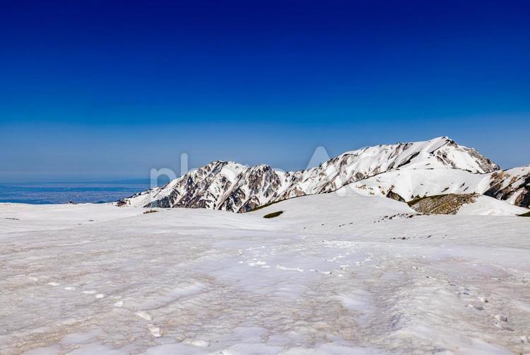 富山県　雪が残る室堂から望む風景 立山,雪山,冬の写真素材