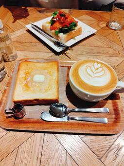 トーストとカフェラテ トースト,カフェ,カフェラテの写真素材