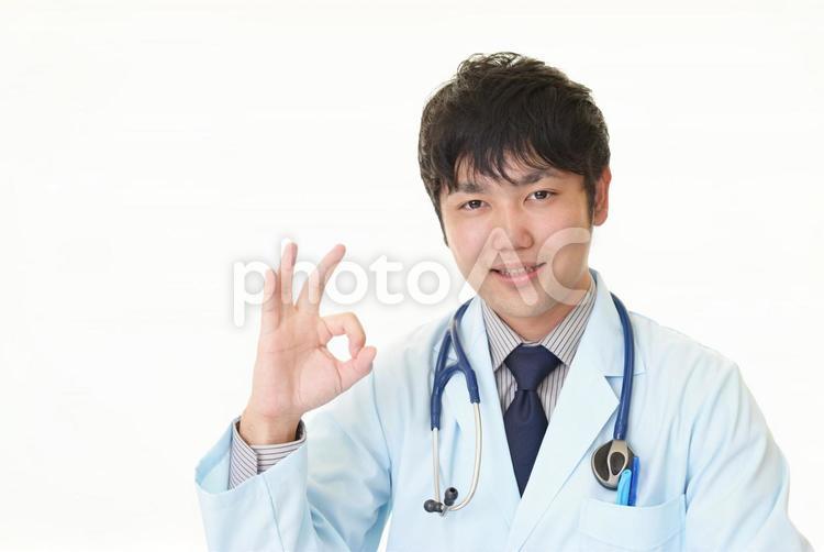 OKサインのジェスチャーをする男性医師 医師,医者,ドクターの写真素材
