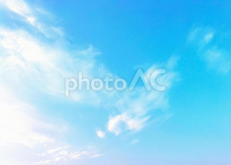 青空を流れる綿菓子のような雲 くも,イメージ,コピースペースの写真素材