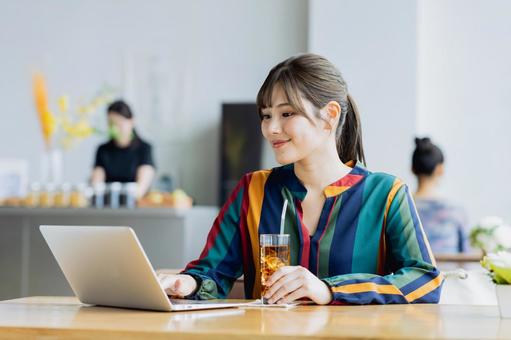 カフェで仕事をするフリーランスの女性 カフェで仕事をするフリーランスの女性 テレワーク,フリーランス,カフェの写真素材
