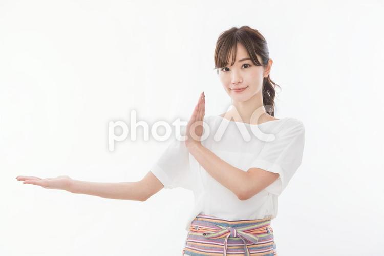 保育士　主婦　指差し　手のひら 女性,アジア人,指差しの写真素材