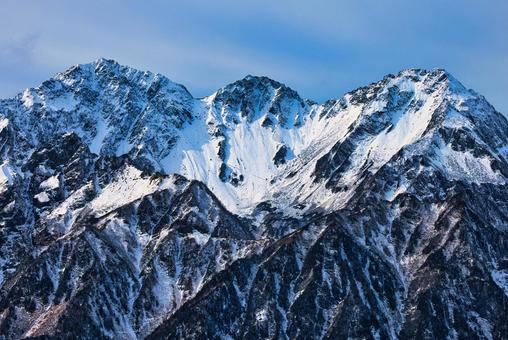 冠雪の北アルプスの穂高連峰 冠雪,冬山,雪山の写真素材