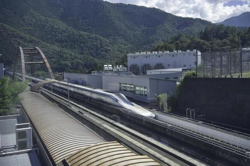 山間を走るリニア新幹線 山間を走るリニア新幹線 リニアモーターカー,旅,産業の写真素材