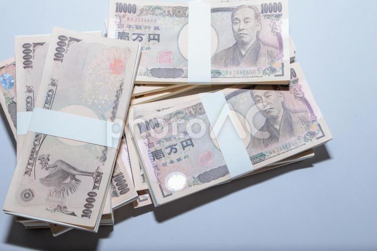 デジタル化社会で必要性が薄くなった紙幣 紙幣,お金,現金の写真素材