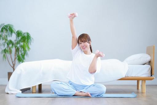 ダンベルを持つ片手をあげる女性 女性,ダンベル,持つの写真素材