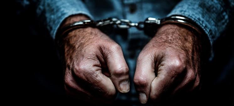 逮捕された男性の緊迫した瞬間 逮捕された男性の緊迫した瞬間の写真