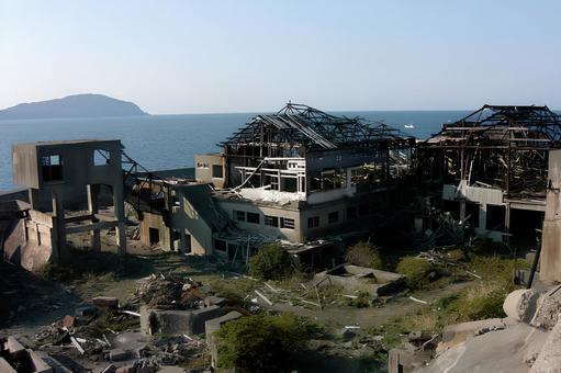 崩壊した複数の軍艦島の建物 崩壊した複数の軍艦島の建物の写真