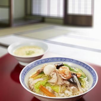 中華丼と玉子スープ 中華丼と玉子スープ 中華丼,中華スープ,ロケの写真素材
