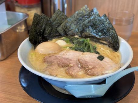 ラーメン とんこつ醤油ラーメン,豚骨醤油ラーメン,ラーメンの写真素材