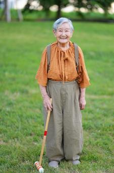 スティックを待ちカメラ目線の高齢女性 女性,スティック,持つの写真素材