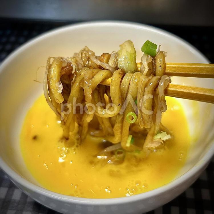 ソース焼きそばを溶き卵で食べる 旦那飯,男の料理,手料理の写真素材