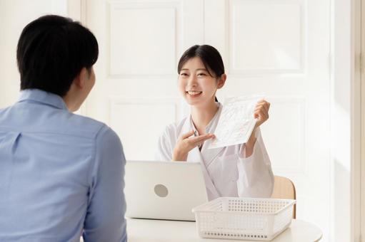 白衣を着た受付の女性 白衣を着た受付の女性 医師,女性,医者の写真素材