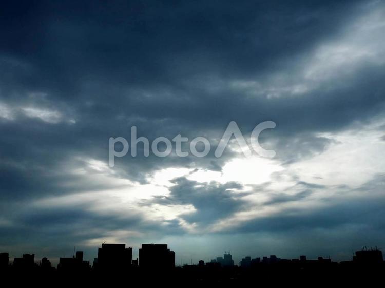 都会のくもり空と街 空,そら,曇り空の写真素材