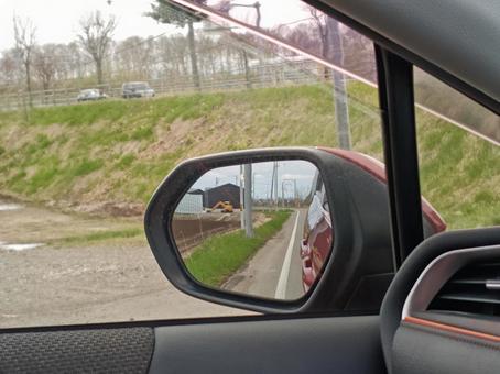 車のサイドミラーの写真