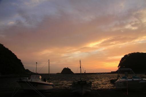 仁科港の港から見えた美しい夕陽 仁科港の港から見えた美しい夕陽の写真