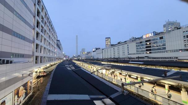 池袋駅 日没後 池袋駅 日没後 池袋,駅,電車の写真素材