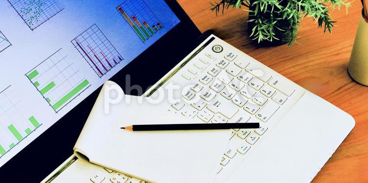 ビジネス　グラフとパソコン　バナー素材 ビジネス,経済,グラフの写真素材