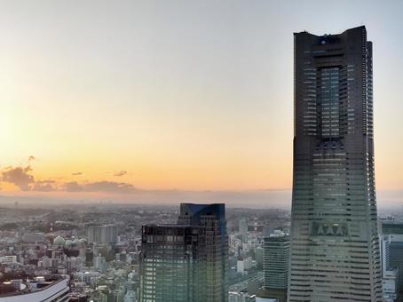 夕暮れの横浜ランドマークタワー 夕暮れの横浜ランドマークタワー 横浜,ランドマークタワー,夕焼けの写真素材