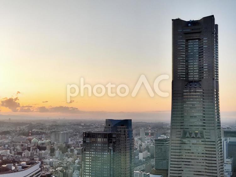 夕暮れの横浜ランドマークタワー 横浜,ランドマークタワー,夕焼けの写真素材