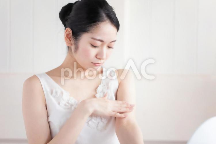 ボディークリームを塗る女性（困る） アトピー,湿疹,乾燥肌の写真素材