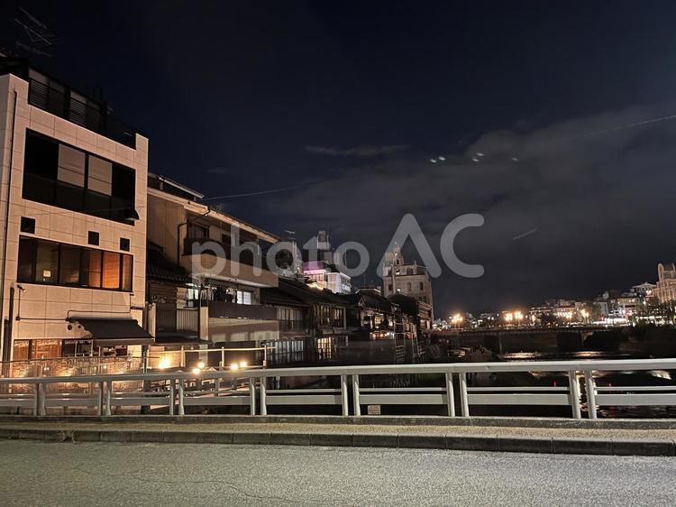 夜の京都、鴨川に架かる橋を渡る 京都,夜景,橋の写真素材