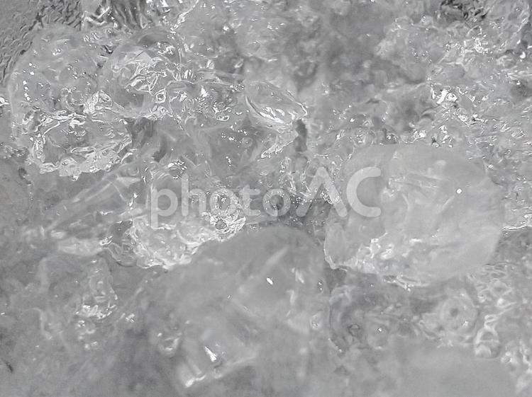 モノトーンの氷と水の背景素材テクスチャ 背景,氷,白黒の写真素材
