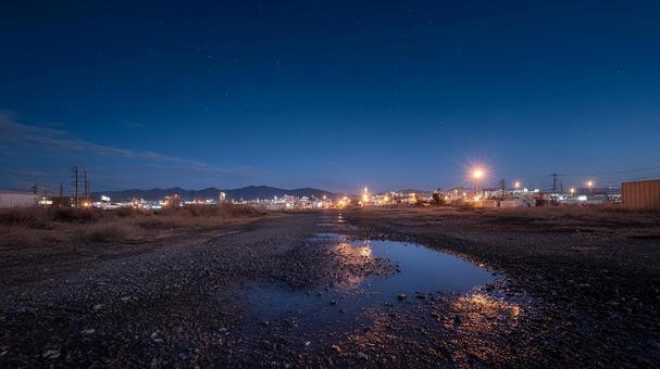 夕暮れの湖に映る街の光 夕暮れの湖に映る街の光の写真