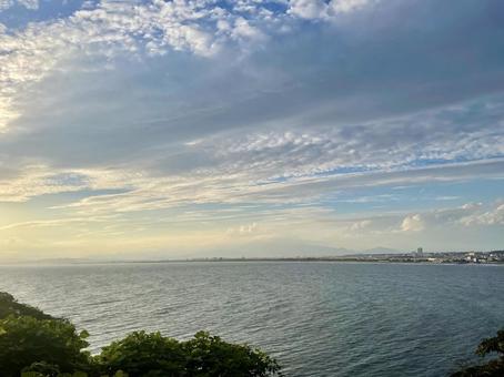 江ノ島から見る夕暮れ時の湘南海岸 江ノ島から見る夕暮れ時の湘南海岸 江ノ島,夕焼け,夕暮れの写真素材