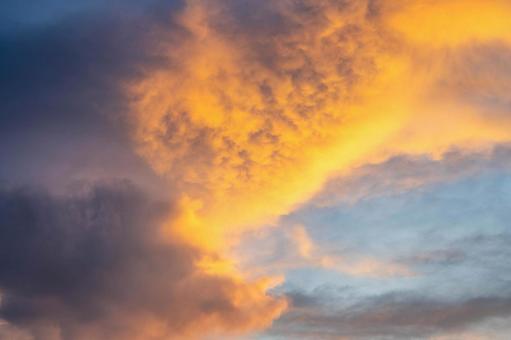 燃えるような夕焼け雲 燃えるような夕焼け雲の写真