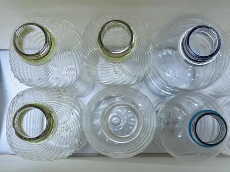 上から見たからのペットボトル 上から見たからのペットボトル 飲み口,ペットボトル,プラスチックの写真素材
