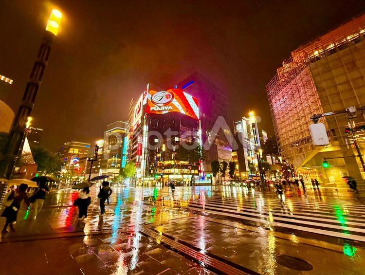 サイバーパンクな雨の日の銀座の夜景 夜,夜景,ライトアップの写真素材