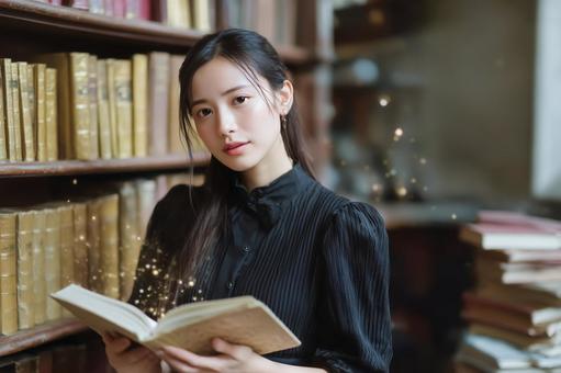 図書館で求めていた本に出会えた女性の写真