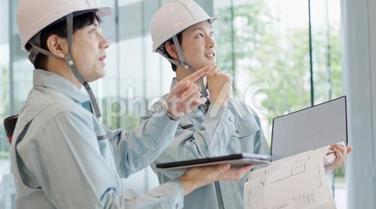 打ち合わせをする作業服を着た男性 作業員,男性,打ち合わせの写真素材
