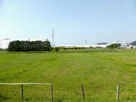 企業撤退後、郊外に広がる空き地 企業撤退後、郊外に広がる空き地 空き地,広場,草地の写真素材
