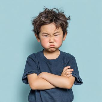 不満げな表情を見せる日本の少年 不満げな表情を見せる日本の少年の写真