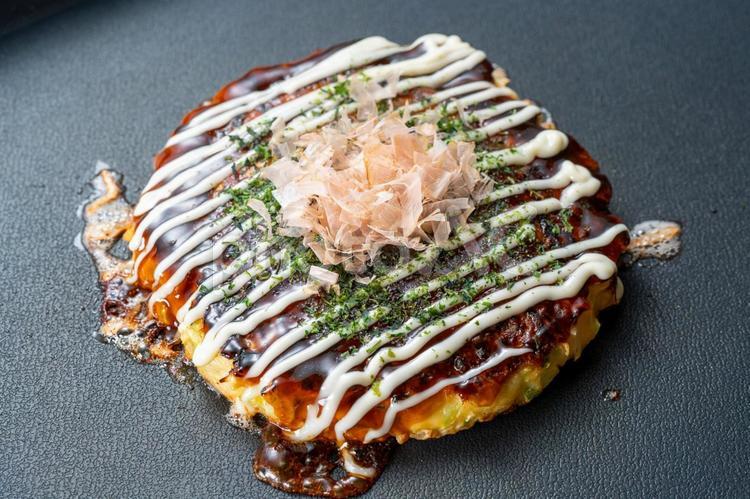 お好み焼き お好み焼き,ソース,鉄板の写真素材