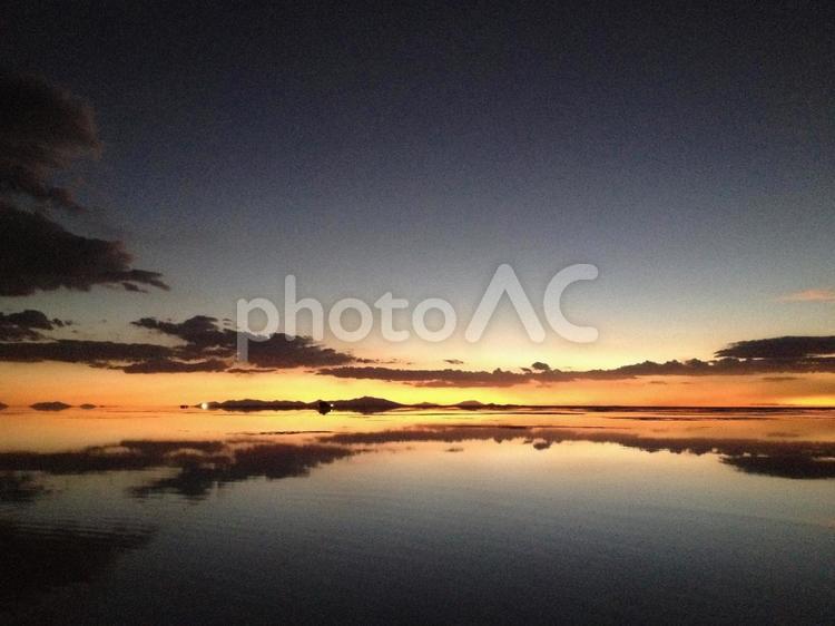 ウユニ塩湖の日暮れ 南米,ボリビア,ウユニ塩湖の写真素材
