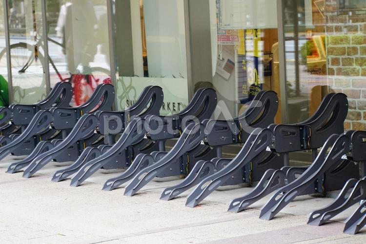 自転車置き場 自転車置き場,スーパーマーケット,ガラスの写真素材