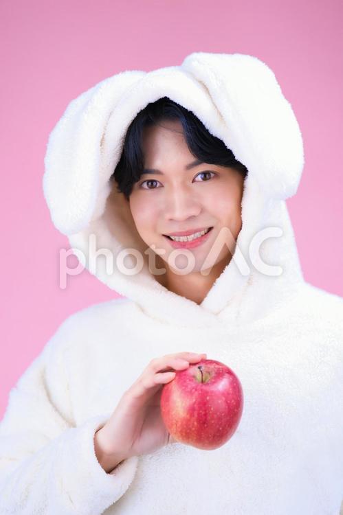 リンゴを持つうさぎコスプレの男性 男性,リンゴ,フルーツの写真素材