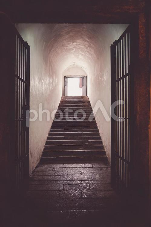 階段と扉の光景 扉,階段,光の写真素材