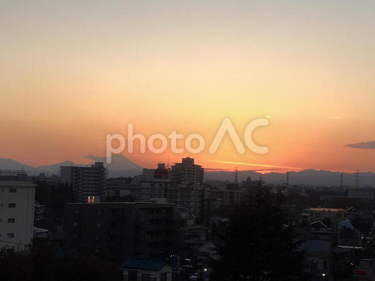 夕焼けと富士山 日暮れ,都市,暁の写真素材