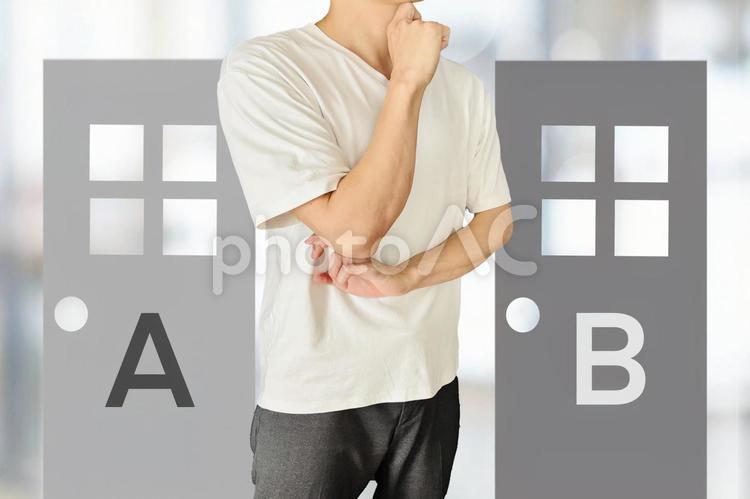 男性と2つの選択肢のドア 選択,男性,選択肢の写真素材