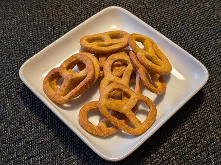 白い磁器の角皿に盛ったプレッツェル プレッツェル,菓子パン,ドイツ菓子の写真素材