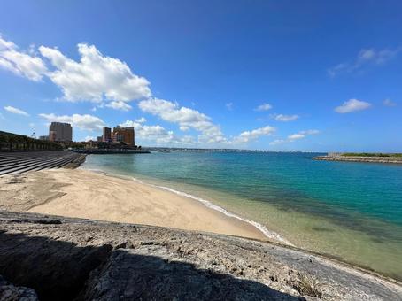 白い砂浜と美しいビーチ、沖縄、北谷の海岸 白い砂浜と美しいビーチ、沖縄、北谷の海岸 空,自然,風景の写真素材