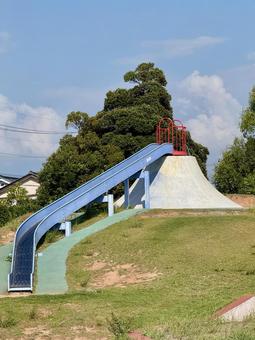 夏の公園　丘の上の滑り台 丘,楽しい,スロープの写真素材