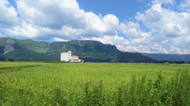 阿蘇の田園風景(車窓から) 阿蘇の田園風景(車窓から) 田園,田舎,阿蘇の写真素材