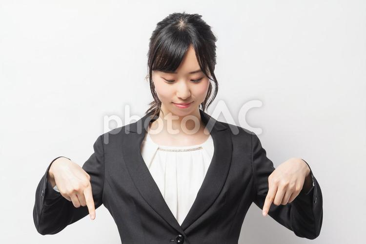 人差し指でポイントを指し示す若い女性 女性,笑顔,ビジネスの写真素材
