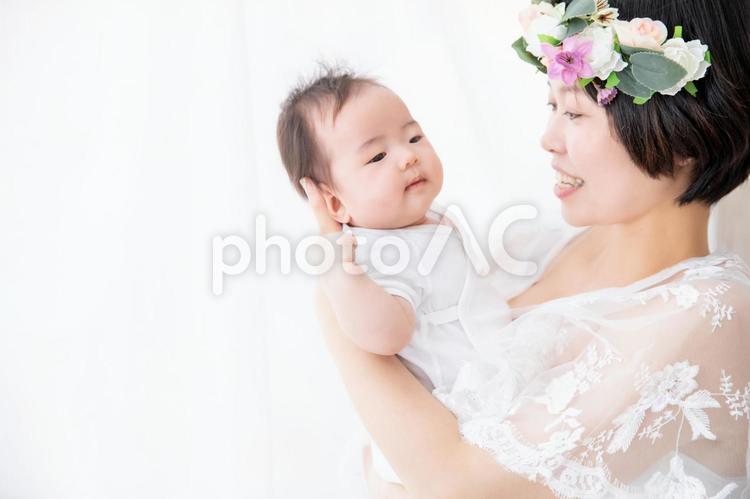 ママと赤ちゃん 赤ちゃん,笑顔,抱っこの写真素材